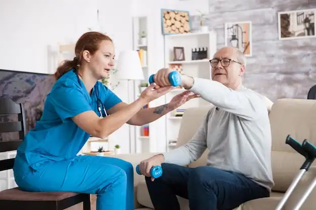 Ärztin hilft alten Mann bei Fitnessübung